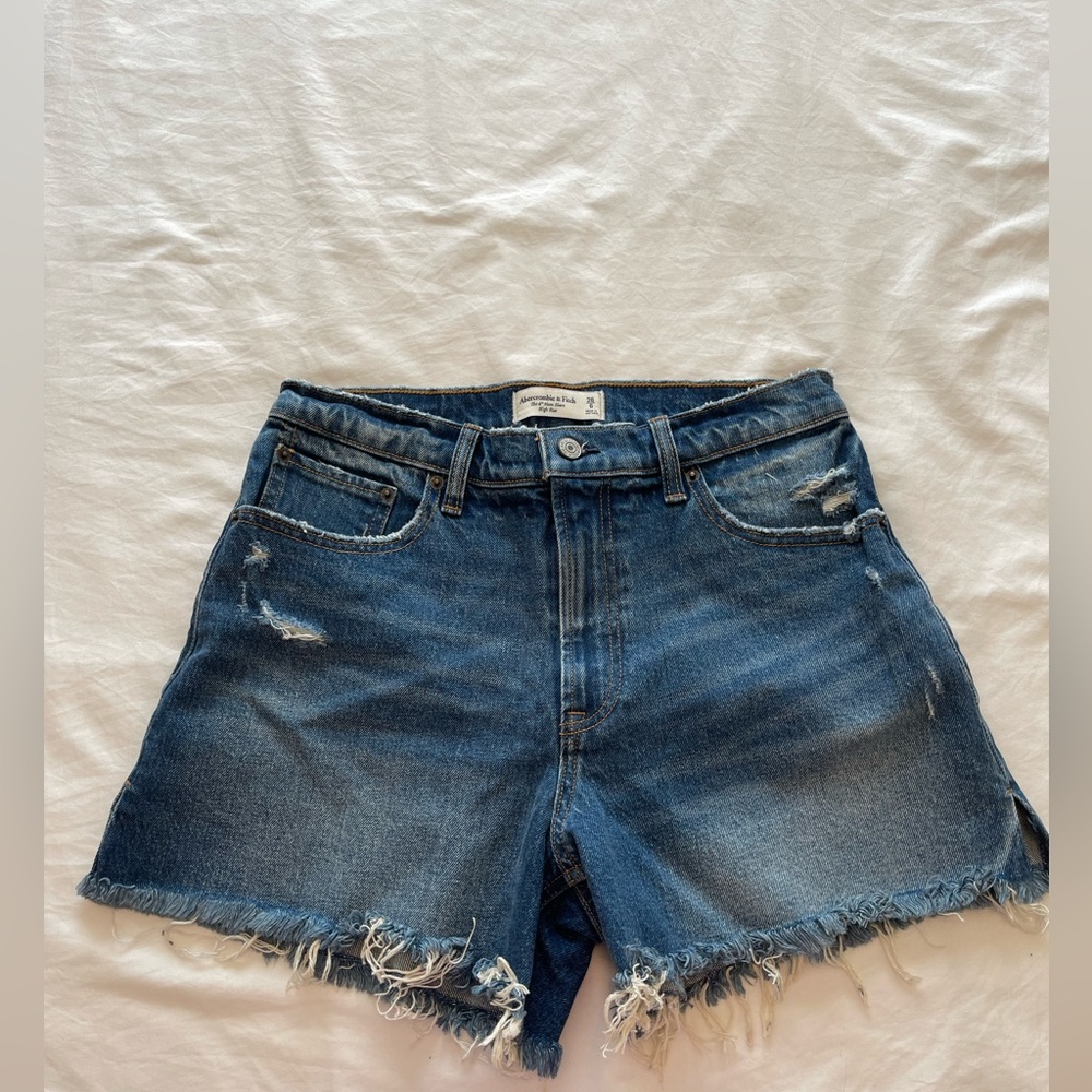 Abercrombie High Rise 4” Mom Short.